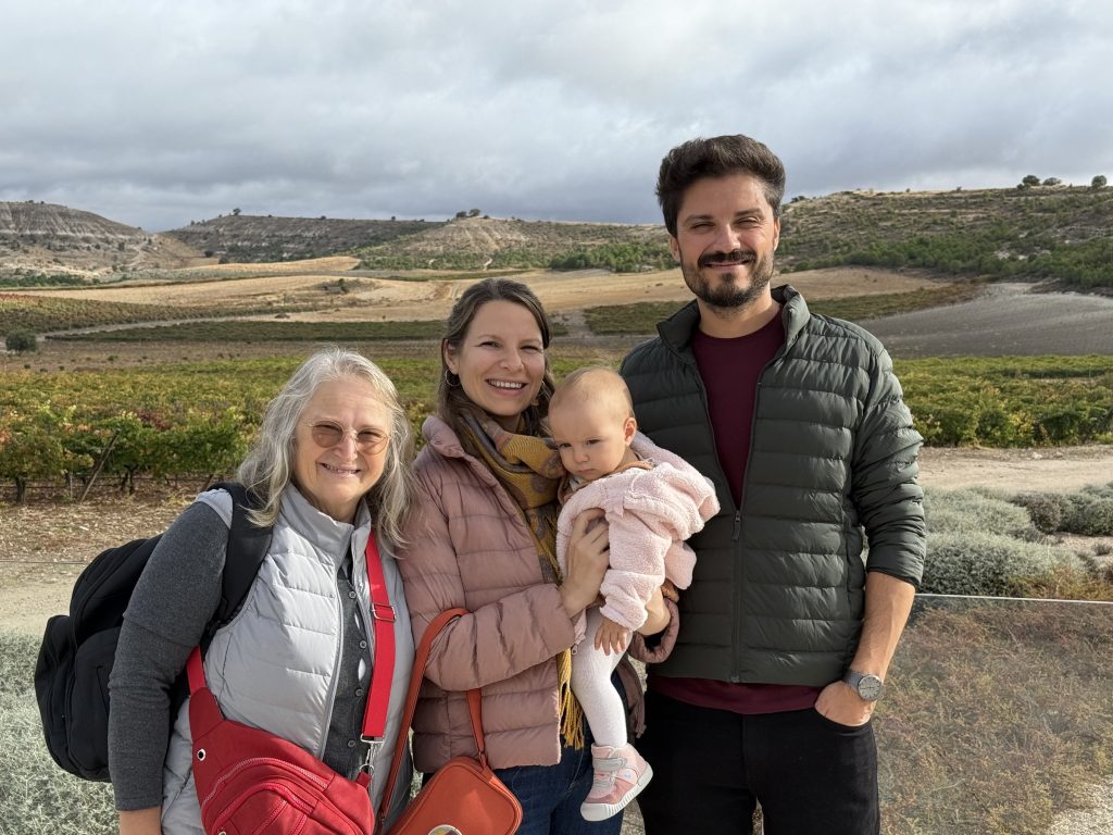 Peñafiel’de bağ manzarası önünde Havva, Gülfiye, Nil Asya ve Özgür